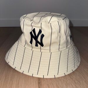 NY Yankees pinstripe bucket hat